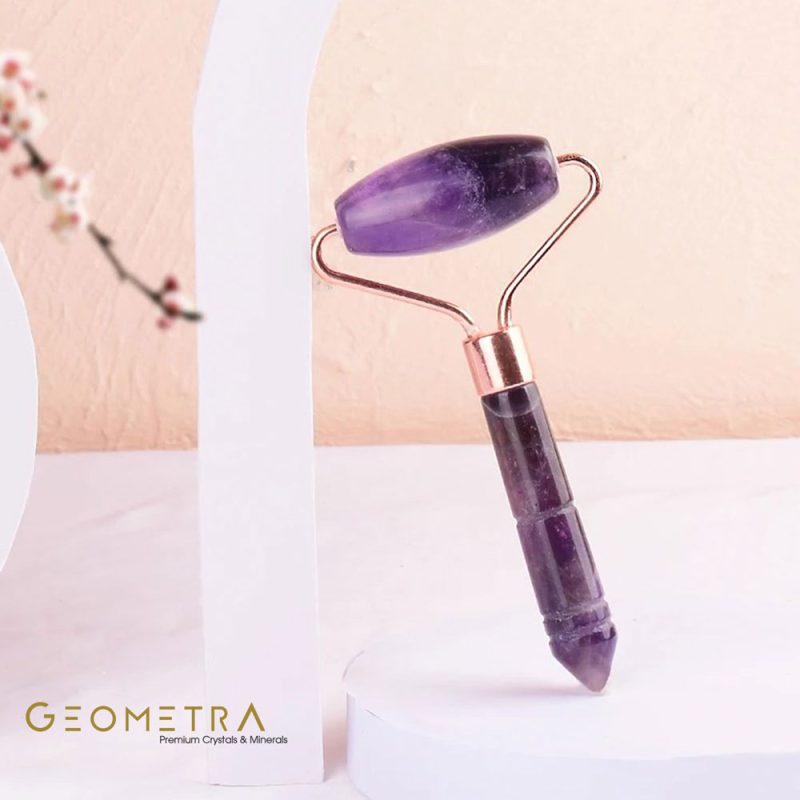 Ametist roller dogal tas yuz masaj aleti yaslanma karsiti guzellik cilt bakim aleti geometra concept konsept